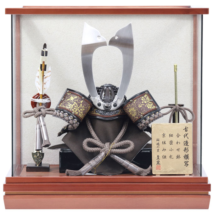 ◆特典付き×26%OFF 【数量限定】五月人形 兜 兜飾り 兜ケース飾り ケース飾り ガラスケース 鍬形 銀兜 弓太刀 家具調 木目調 かぶと おしゃれ 5月人形 端午の節句 【461G25】