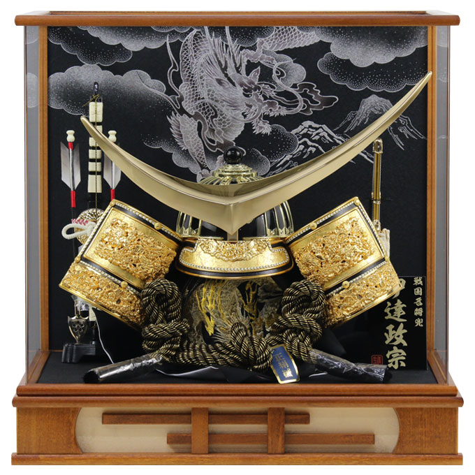 アイルインテリアエクセルの◆特典付き×15%OFF 【展示現品】【2026年度新作】五月人形 兜 兜飾り 兜ケース飾り ケース飾り アクリルケース 着用 かぶれる 伊達政宗 金兜 弓太刀 家具調 木目調 かぶと おしゃれ 5月人形 端午の節句 【051G26】【数量限定】｜アングル3