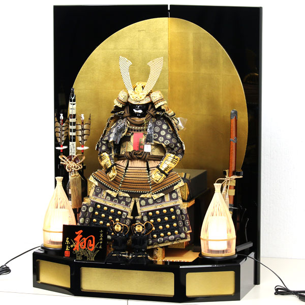 アイルインテリアプランニングの◆特典付き 【展示現品】 五月人形 平飾り 鎧飾り 鎧平飾り 鎧兜 5月人形 初節句 男の子 モダン おしゃれ 弓太刀 ライト 照明付き 点灯 武者 【RO300K81】 数量限定 【数量限定】｜アングル2