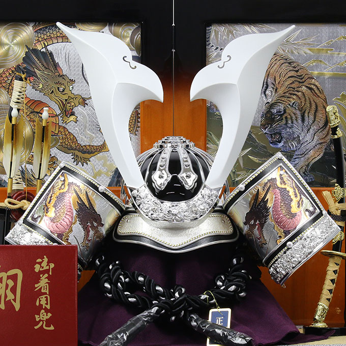 アイルインテリアプランニングの◆特典付き×27%OFF【数量限定×当店限定】当店オリジナル 五月人形 兜 兜飾り 収納飾り 鍬形 銀兜 武将 着用 かぶれる 弓太刀 25号 家具調 【310G24】 かぶと おしゃれ 5月人形 端午の節句｜アングル3