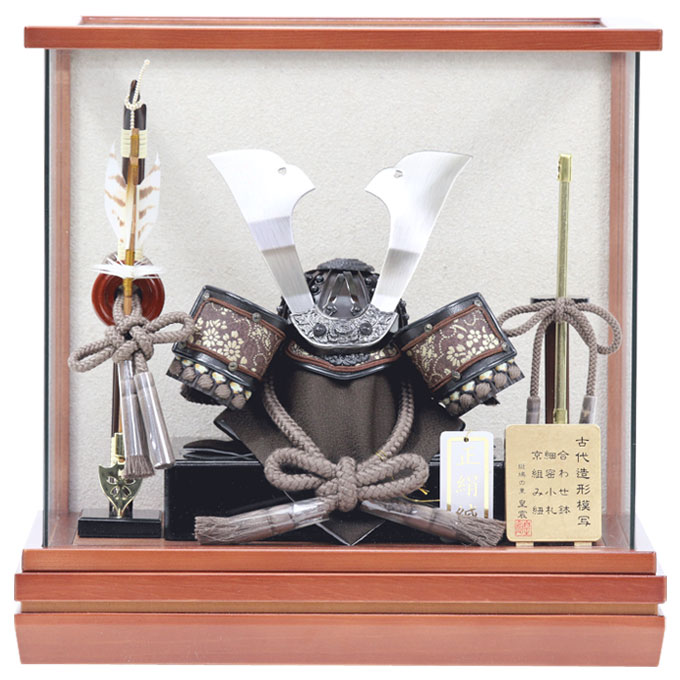 アイルインテリアプランニングの◆特典付き×27%OFF 【展示現品】五月人形 兜 兜飾り 兜ケース飾り ケース飾り ガラスケース 鍬形 銀兜 弓太刀 家具調 木目調 かぶと おしゃれ 5月人形 端午の節句 【361G25】【数量限定】｜アングル3