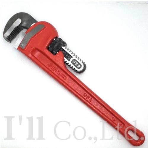 Supreme　シュプリーム　Pipe　Wrench　パイプレンチ　20AW　01892600805　スチール　レッド　ブランド小物　工具メーカー　Ridgid　リジッド社別注　ブランドロゴ入り　Supremeロゴ　配管工事　2020年秋冬【中古】【19109】【ブランド】Supreme　シュプリーム【商品名】Pipe　Wrench　パイプレンチ　20AW【型番】01892600805【シリアル】-【素材】スチール【カラー】レッド【重量】約1600g【ランク】B【状態】傷や錆び、塗装の剥げ、塗料付着などございますが、大きなダメージはなくご使用に問題なくまだまだお使い頂けます。【サイズ】FREE/全長約32cm　最大幅/約7.7cm【付属品】タグ【商品説明】こちらはアメリカの工具メーカー“Ridgid(リジッド)”社に別注をかけたブランドロゴ入りのパイプレンチになります。様々なサイズにも対応し、本格的な配管工事にも耐えうる一品です！Supremeロゴも入り、ファンも納得の素敵なアイテムです！2020年秋冬に発売されたものになります。【商品ランク表】N　新品未使用品S　未使用品。未使用ですが展示品や保管などで僅かな色ヤケや傷が見られる品。一度も使用していない品。SA　新品同様品。数回程度使用の中古品で、新品に近い綺麗な状態の中古品。A　多少の使用感が見られるが、状態の良い中古品B　多少の小傷や汚れ等が見られるが、状態の良い中古品C　使用による傷や汚れが見られる中古品D　使用感が強く、傷や汚れが目立つ中古品、リペアが必要な品【注意点】■商品は全てブランドオークションを通して仕入れた正規品です。詳しい情報は詳細ページにてご確認下さい。■商品は一点ものでございます。他サイトにも掲載している商品もあるため、時間差でご購入いただけない場合もございます。あらかじめご了承くださいませ。■写真の色彩に関しましては、撮影環境や閲覧環境、照明機材等によって被写体が実物の色と異なる場合がございますので、予めご了承ください。■基本的に中古品の為、細かな状態を気にされる方はご購入をお控え下さい。すり替え防止のために返品は御断り申し上げます。■ご不明点があれば遠慮なくご連絡ください。【商品ランク】B(やや傷や汚れあり)2(検索用タグ)ユニセックス/unisex/男女兼用/レディース/女性用/おんな/オンナ/婦人用/メンズ/男性用/おとこ/オトコ/紳士用/工具/tool/ツール,/工具/道具/用具/DIY/日曜大工/シュプリーム/Supreme/アメリカ/スケートボード/ファッションブランド/スケボー/赤/白/レッド/ホワイト/コラボレーション/コラボ/#######