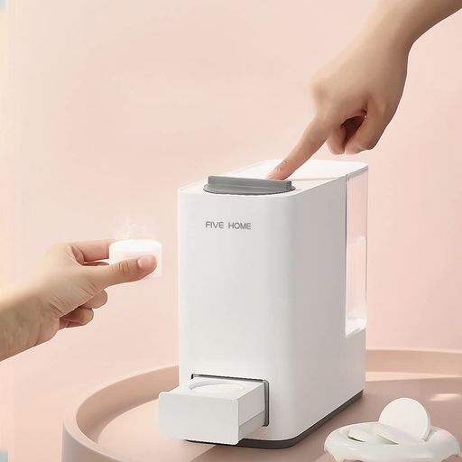FIVEHOMEスマート瞬間蒸しタオルマシンはワンボタンで使用でき、5秒で温かくふわふわとしたタオルをゲットできます!「本体サイズ」横:10CM 高さ:19CM 奥行き:20CM 5秒でタオルを素早く加熱してふかふかにします。使い捨ての圧縮タオルが20枚入っており、衛生的に使っていただくことができます。 このタオルマシンは縦横比がA5ほどのコンパクトサイズで、リビングルーム、浴室、寝室、玄関などに置くことができます。プラグをコンセントに差し込むだけで使えます。自宅の中の様々な場所で使うことができて、学校、食堂、居酒屋、クリニック、病院などで使えます。 対応の圧縮タオルは肌に優しい植物繊維の材質を使っているので、赤ちゃんの柔らかい肌を拭くのにも最適です。美容用の蒸しタオル、日常のおしぼりなどとして使えます。 赤外線センサーが搭載されたことで、タオルを取り出すと引き出しが自動的に閉まるようになりました。蒸しタオル作成から使用までをボタン一つでスムーズに行うことができます。
