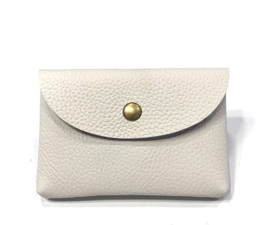 【素材】 100%本物の牛革 【商品仕様】 サイズ:縦7cmx横10.2cmx厚み1cm シンプルな1ポケット仕様 重さ:20g 色展開:黒、白、ブラウン、ベージュ 【触感】薄くて軟らかい コンパクトでポケットに入れると目立ちません。 【匂い】牛革特有の匂い。包装後空気が循環しないため匂いが重くなります。しばらく使用した後匂い発散します。 【特徴】 名刺40枚収納可能(名刺やカードの厚さによって異なります)。 名刺のほか、小銭やお札、イヤホン、アクセサリー、カードなど小物も収納できます。本革素材で、耐久性が良く傷や汚れに強いです。