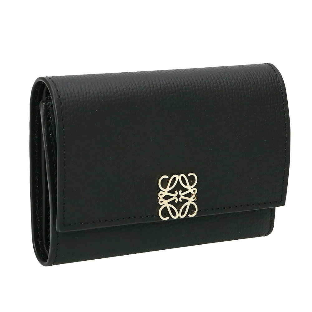 Size ・W:11.8×H:8.0×D:3.0 cm Color ・BLACK(ブラック) ・金具／ゴールド Material ・ペブルグレインカーフスキン Spec ・開閉／スナップボタン ・札入れ×1 ・小銭入れ(ファスナー)×1 ・カード入れ×6 ・ポケット×2 ・カーフスキン裏地 ・ゴールドとシルバー仕上げのメタルアナグラム Attachments ・専用保存箱 ・専用保存袋 ▼Point ペブルグレインカーフスキンを採用したウォレット。ギフトにもおすすめです。 Categories ・カテゴリトップ > LADY'S > ブランド > ブランド(H〜O） > LOEWE > 財布 ・カテゴリトップ > LADY'S > アイテム > 雑貨 > 財布