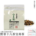 毎日を満たす美味しい本格和漢茶 野草十八茶 宝寿茶（ほうじゅちゃ）1kg こんな方におすすめ ・生活が不規則な方 ・「美味しくない」「入れ方が面倒」等、従来の健康茶に不満がある方 ・長く続けられる健康茶をお探しの方 ・お酒を毎日お飲みになる方 ・いつまでも若々しく健康的でいたい方 18種類の厳選和漢素材をブレンドした本格和漢茶 Point1：毎日飲める美味しさ 「あ、美味しい…！」と、思わず笑顔がこぼれる『宝寿茶』。 和漢健康素材が18種類も配合されているのに、とても香ばしく、しみじみと美味しいお茶に仕上がっています。 「苦くては続かないから、毎日飲みたくなる美味しさに&#8212;&#8212;」 素材ごとに焙煎やカットを超えた、試行錯誤の結晶の美味。 ”飲めば分かる”自信作です。 Point2：健康に届く本格和漢茶 『宝寿茶』には、個性あふれる和漢素材として、極めて良質の野草ばかりを18種類に絞り込んで配合。 マクロビオティックにも用いられるお茶の陰陽バランス 東洋医学の原点“陰陽五行”。4000年の歴史をもつその理念は、人体もひとつの小宇宙ととらえ、五行「木・火・土・金・水」の一つでも欠ければ調子を崩すといいます。 『宝寿茶』は素材を陰陽五行に沿って配合されています。 木 どくだみ茶：道端などでもよく見かける野草。健康と美容に広く愛されています。 プーアル茶：ミネラルが豊富な中国伝統の発酵茶。脂っこい食事のお供に、ダイエット中の方に人気。 熊笹：冬眠明けの熊が老廃物を流すために食べたといわれ、香ばしい風味が特長。 火ハマ茶：河原に自生する野草。弘法大師も愛飲したといわれ、健康維持に。 クコ葉：赤い実が有名ですがお茶には葉を使用。若々しい毎日のために。 しそ：香りよく梅干しなどにも使われる鮮やかな植物。鉄分を含みます。 紅花：ビタミンEを含む鮮やかなお茶。独特の風味は焙煎でクセなく美味に。 土陳皮：ミカンの皮を乾燥させたもの。一年を通して美味しく飲めます。 柿の葉：ビタミンCが緑茶の20倍以上含まれ、広く愛されています。 甘草：名前の通り自然な甘味があります。個性的な和漢素材の味のまとめ役として重要。 アマチャヅル：オタネニンジンと同様のサポニンを豊富に含み、現代人には必須。 金グァバ茶：ビタミンやミネラル、食物繊維に加え、ポリフェノールが含まれた美容茶。 よもぎ：草餅やお灸のモグサに使われる身近な野草。栄養豊富な元氣素材。 スギナ：カルシウムやカリウムなどミネラルの宝庫。ミネラル補給で芯のある毎日を。 びわ茶：サポニンやクエン酸を含み健康をサポート。 水ハブ茶：エビス草の種子。スッキリ気持ちよく過ごせる毎日を。 オオバコ：踏んでも刈っても再生するパワフルな野草。 ハトムギ：殻付き・ポップさせたもの2種類を使用。香ばしく肌を気にする方に愛されています。 Point3：1煎約15円で家計にも安心♪ 大さじ1杯で6&#12316;7煎飲めるので、経済的です。 Point4：カフェイン微量で安心 寝る前の水分補給にも◎。お子様もOK!! Point5：アイスでもホットでも 夏場の麦茶代わりに、冬場の緑茶代わりに。 おいしい淹れ方 ［ホットで］ 野草十八茶 宝寿茶をおいしく淹れるには、沸かしたてのお湯（95度以上）が最適です。 宝寿茶を10&#12316;15gを急須に入れ、お湯をそそぎ入れたら、1分ほどでお飲みいただけます。 ［アイスで］ ヤカンに20g程の野草十八茶 宝寿茶の茶葉を入れ、1.5&#12316; 2リットル程の水を加えて一煮立ち 粗熱をとってから冷蔵庫で冷やせば、美味しい冷茶をお楽しみいただけます。 スタッフのお墨付き 誰からも好かれる美味しさ、シーンを選ばずゴクゴク♪ 香ばしい上品なほうじ茶みたいなお味。 後味すっきりで脂っこい食事の後にもよく合います。 美味しいので好き嫌いなく、低カフェインなので時間を選ばず家族みんなでごくごく飲んでいます。 急須で5&#12316;6煎も繰り返し美味しくいただけるので、とっても経済的ですよ★（スタッフ堀場） 内容量：1kg 原材料名：ハブ茶、ハトムギ、ハマ茶、プーアル茶、熊笹、ドクダミ、甘草、紅花、スギナ、アマチャヅル、柿葉、ビワ葉、ヨモギ、クコ葉、みかんの皮、オオバコ、シソ、グァバ葉 ※原材料の一部に中国産を使用していますが、品質には万全を期しています。 賞味期限：常温で製造日より2年 製造者：株式会社宝壽園　〒162-0832 東京都新宿区岩戸町4番地200g×3袋 1kg