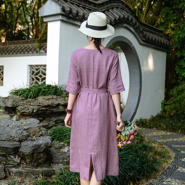 ワンピーストレンド ラベンダー パープル ベルト付き 抜け感 夏ワンピ コーデ イチオシ 大人可愛い 上品カラー 大人 ボリューム袖 甘くなりすぎないデザイン ふんわり 夏小物と合わせやすい 楽ちん 時短 着回し効果 コットン＆リネン シンプル 軽やか 着痩せ 七分袖 Vネック