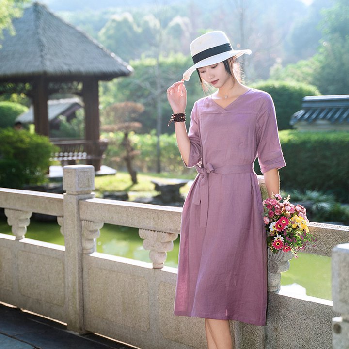 ワンピーストレンド ラベンダー パープル ベルト付き 抜け感 夏ワンピ コーデ イチオシ 大人可愛い 上品カラー 大人 ボリューム袖 甘くなりすぎないデザイン ふんわり 夏小物と合わせやすい 楽ちん 時短 着回し効果 コットン＆リネン シンプル 軽やか 着痩せ 七分袖 Vネック