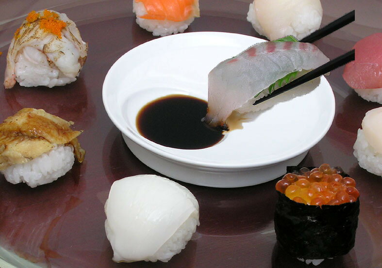 醤油小皿 「帯水玉 赤 丸型 醤油のすべり台」 醤油皿 しょうゆ皿 減塩 減塩効果ヘルシー 経済的 エコ 波佐見焼 おしゃれ 機能的 便利 有田焼 醤油 小皿 取皿 お刺身 寿司 ギフト お中元 お歳暮 引出物 母の日 父の日 還暦祝い 人気 贈り物 プレゼント