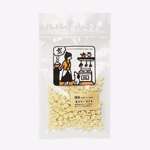 広告文責・販売事業者名:株式会社ビューティーサイエンスTEL 050-5536-7827・・・・・　商　品　詳　細　・・・・・ 商品名 京 星のちーずさま 内容量 30g 商品説明 チーズを星型に乾燥させた小さくて可愛いおやつです。カリカリっと美味しそうに食べますよ！ 原材料 チーズ 栄養成分 粗たんぱく質 32.3％以上、粗脂肪42.7％以上、粗繊維0.5％以下、粗灰分8.3％以下、水分10％以下 エネルギー 537kcal/100g 給与方法 小型犬…15g以内、中型犬…20g以内、大型犬…30g以内 注意事項 ※直射日光、高温多湿を避けて保存して下さい。また開封後は冷暗所で保管しなるべく早くお召し上がり下さい。 ご注意 ※パッケージデザイン等は予告なく変更されることがあります。 製造国・原産国 日本 製造販売元 ボン・ルパ JANコード 4580402164907