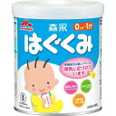 商品名 森永 はぐくみ 小缶 300g 商品詳細 内容量：300g※母乳研究の成果をもとに栄養成分の量とバランスを母乳に近づけたミルクです。 商品説明 「森永 はぐくみ 小缶 300g」は、母乳研究の成果をもとに栄養成分の量とバランスを母乳に近づけたミルクです。母乳が足りない赤ちゃんに、安心してお使いいただけます。甘すぎない風味。サッと溶けるので調乳もラクラクです。0ヶ月から。 原材料に含まれるアレルギー物質 (27品目中)乳、大豆 使用方法 【ミルクの飲ませ方】※ミルクを作る前には必ず手を洗いましょう。●標準調乳濃度は13%です。●標準的なミルクの使用量はフタの表をご覧ください。赤ちゃんの発育に合わせて、ミルクの量や回数を加減してください。●調乳後はミルクを充分に冷まし、必ず飲みごろの温度(体温くらい)であることを確かめてから、飲ませてあげてください。(哺乳びんの外側が冷めていても、ミルクは熱い場合があります)●1回分ずつ調乳して飲ませてあげてください。作りおきや飲み残しは与えないでください。●赤ちゃんの体質や健康状態によって、医師、管理栄養士にご相談ください。【ミルクの溶かし方】すりきり1さじ(約2.6g)は、できあがり量20mlです。必ず缶に入っている専用スプーンをお使いください。(1)消毒した哺乳びんに添付のスプーンで必要量のミルクをすりきって入れます。(2)一度沸騰させて少し冷ましたお湯(70度以上)を、やけどに注意しながらできあがり量の約2/3入れます。(哺乳びんが熱くなりますのでやけどにご注意ください)(3)乳首とフードをつけて、哺乳びんをよく振って溶かします。(4)できあがり量までお湯を加えます。(5)乳首とフードをつけて、軽く振りよく混ぜ合わせます。哺乳びんを流水にあてるか、冷水の入った容器に入れて軽く振り、必ず体温ぐらいに冷ましてから、飲ませてあげてください。 標準使用量 すりきり1さじ(約2.6g)は、できあがり量20mlです。 月齢 標準体重 1回の使用量 1日の回数 計量さじ数 できあがり量 -1/2ヵ月 3.1kg 4 80ml 7-8回 1/2-1 3.6 6 120 6-7 1-2 4.6 8 160 6 2-3 5.6 10 200 5 3-4 6.4 10 200 5 4-5 7.0 10-11 200-220 5 5-6 7.4 10-11 200-220 4+(1) 6-9 7.6-8.3 10-11 200-220 3+(2) 9-12 8.3-8.9 10-11 200-220 2+(3)●( )内は離乳食後に飲ませるミルクの回数です。離乳食後のミルクの量は、離乳食の進み具合に合わせて加減してください。●ミルクを飲む量は個人差がありますので目安にしてください。●専用のスプーンは缶の中にあります。 使用上の注意 ●直射日光を避け室温で保存してください。●ミルクに湿気や水滴が入ると困ることがありますので、ぬれたスプーンは使用しないでください。●専用スプーンを使用した後は洗って乾かし、缶に入れずに衛生的に保管してください。●開缶後は湿気、虫、ホコリ、髪の毛などが入らないようにフタをきちんとしめてください。●開缶後は湿気を避け、乾燥した涼しい清潔な場所に保管し、冷蔵庫等には入れないでください。●開缶後はなるべく早く(1ヵ月以内)に使いきるようにしてください。 保存方法 直射日光を避け、乾燥した涼しい清潔な場所に保管してください。 お問い合わせ先 森永乳業お客さま相談室フリーダイヤル：0120-303-633製造者森永乳業株式会社東京都港区芝5-33-1 その他 種類別 調整粉乳 原材料名 ホエイパウダー(乳清たんぱく質) 調整脂肪(パーム核油、パーム油、大豆油) 乳糖 脱脂粉乳 乳清たんぱく質消化物 デキストリン バターミルクパウダー 乳糖分解液(ラクチュロース) カゼイン ガラクトオリゴ糖液糖 ラフィノース 精製魚油 アラキドン酸含有油 カゼイン消化物 食塩 酵母 L-カルニチン 炭酸カルシウム レシチン 塩化マグネシウム ビタミンC ラクトフェリン クエン酸三ナトリウム リン酸水素二カリウム コレステロール 塩化カルシウム イノシトール ピロリン酸第二鉄 ビタミンE タウリン 硫酸亜鉛 シチジル酸ナトリウム ビタミンD3 パントテン酸カルシウム ニコチン酸アミド ウリジル酸ナトリウム ビタミンA 硫酸銅 5'-アデニル酸 イノシン酸ナトリウム グアニル酸ナトリウム ビタミンB6 ビタミンB1 葉酸 β-カロテン ビタミンB12 栄養成分表 100gあたり エネルギー 512kcal たんぱく質 11.0g 脂質 27.0g 炭水化物 57.0g ナトリウム 140mg ビタミンA 410μg ビタミンB1 0.35mg ビタミンB2 0.7mg ビタミンB6 0.3mg ビタミンB12 1.2μg ビタミンC 60mg ビタミンD 6.5μg ビタミンE 10mg ビタミンK 25μg カルシウム 380mg リン 210mg カリウム 495mg マグネシウム 45mg 鉄 6mg 銅 0.32mg 亜鉛 3.0mg マンガン 30μg セレン 7μg ヨウ素 55μg ナイアシン 3.5mg 葉酸 100μg パントテン酸 4mg コレステロール 46mg β-カロテン 45μg リノール酸 3.6g α-リノレン酸 0.4g アラキドン酸(ARA) 35mg ドコサヘキサエン酸(DHA) 70mg イノシトール 60mg コリン 60mg L-カルニチン 12mg ラクトフェリン 80mg シスチン 200mg タウリン 20mg リン脂質 320mg スフィンゴミエリン 50mg ヌクレオチド 8mg ラクチュロース 500mg ラフィノース 500mg ガラクトオリゴ糖 500mg 塩素 310mg 灰分 2.3g 水分 2.7g 配合割合 100gあたり 乳成分 65.4g 調整脂肪 26.3g 可溶性多糖類(デキストリン) 3.2g オリゴ糖(ラフィノース、ガラクトオリゴ糖) 1.0g その他(ビタミン、ミネラル、水分) 4.1g 主要な混合物 乳又は乳製品以外の乳成分(乳糖、乳清たんぱく質消化物、カゼイン、カゼイン消化物) 29.4% 乳脂肪以外の脂肪(パーム核油、パーム油、大豆油、精製魚油、アラキドン酸含有油、レシチン) 26.3% 乳糖以外の糖(デキストリン、ラフィノース、ガラクトオリゴ糖) 4.2% JANコード 4902720109147 製造元 森永乳業 ベビー＆キッズ &gt; ミルク・飲料 &gt; ミルク &gt; 森永 はぐくみ 小缶 300g広告文責・販売事業者名:株式会社ビューティーサイエンスTEL 050-5536-7827※一部成分記載省略あり