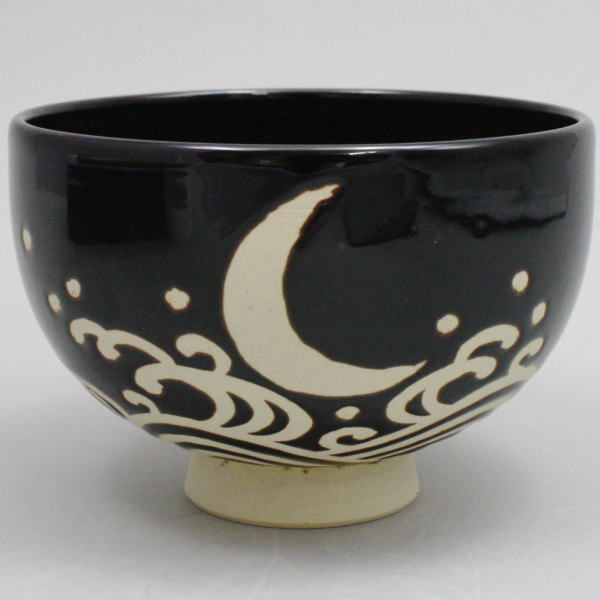 【茶器/茶道具　抹茶茶碗】　膳所焼き　月に波（膳所釉：蝋抜き）　岩崎新定作