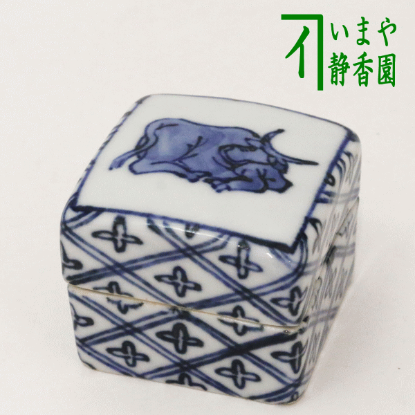 サイズ約直径5×高4.5cm 作者杉田祥平作（清閑寺窯） 箱木箱 　　（大・72000） 【コンビニ受取対応商品】　清閑寺窯は、旧伯爵・清閑寺家の許可を得て江戸後期に京窯が築窯される 【初代　菊次郎】 【2代　龍斎】 【3代　祥平】 1914年大正03年11月15日生京都生まれ 　　　京都第二工業高校卒 　　　師 父に師事し作陶 1950年昭和25年　京都国立陶磁器試験所を経て、家業を継承 1950年昭和25年　旧伯爵家より、清閑寺焼を認可される 　　京都伝統陶芸家協会15周年・20周年記念展出品 　　京都伝統陶芸家協会役員 1985年昭和60年　京都高島屋にて古稀記念展 【4代　杉田祥平】 1942年昭和17年　京都に生まれ 1960年昭和35年　京都芸術短期大学（現京都造形 芸術大学） 1962年昭和37年　京都市立工業試験場 2000年平成12年　4代を継承 　清閑寺窯丸印を裏千家・十五世鵬雲斎御家元、及び覚入より拝領 　京都伝統陶芸家協会会員 【杉田眞龍（すぎたまりゅう）氏】次代に息女　作陶を研鑽中 1973年昭和48年　京都生まれ 　　　　　　　　京都府立陶工訓練校、京都市工業試験所を経て3.4代に師事 　　　　　　　　「眞龍の号は、杉田家で祀る白龍と2代の龍斎から頂いた」