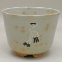 サイズ約直径11.2×高8.6cm 作者黒石窯 箱木箱 注意色や模様が若干異なる場合があります。 　　(N01山申山西・13580) 【コンビニ受取対応商品】高麗茶碗とは 16世紀半ば頃から、日本の茶道で用いられた茶碗の分類の一つで 朝鮮半島で焼かれた日常雑器を日本の茶人が賞玩し茶器とした。 そして、日本国内でもその「写し」がつくられるなどした。「立鶴」「絵御本」などがある。 立鶴茶碗は、高麗茶碗の一種で、17世紀初期に日本からの注文に応じて朝鮮半島・対州窯や他の国境でも写しが作られている。 特徴は口辺がやや端反りで、胴部に白黒二色象嵌で二面に立鶴の押型が相対している。 高台は三方割であることが約束で、とくに最初の写しが本手と呼ばれています。 【榊原勇一】黒石窯 1968年昭和43年　常滑市生まれ 1986年昭和61年　常滑校窯業科卒 1986年昭和61年　楽山窯清水日呂志氏に師事。 1994年平成05年　三重郡菰野町尾高に黒石窯を築窯。 　名古屋金鱗会正会員 　作品　三島・粉引き掻落とし等