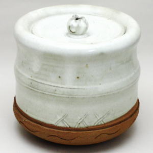 【茶器/茶道具　水指（水差し）】　斑唐津焼き　中嶋義紀作（城窯）　（つまみ：クチナシの形）