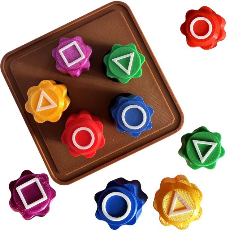 【6%OFFクーポン】イカゲーム おもちゃゲーム サイコロ コンギ サークル 四角 三角形 イカゲーム グッズ コレクション 韓国 民俗 遊び セット 3Dプリント キッズ 大人 子供 おもちゃ 面白い 減圧玩具 子供 小学生 クリスマス 贈り物 ギフト 誕生日 プレゼント 送料無料