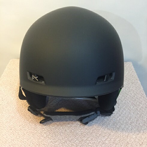 anon アノン RODAN ロダン 【送料無料】 HELMET ヘルメット スノーボード スキー 安全 プロテクター 一日中快適に過ごせる、フィットの微調節が可能な軽量ロープロファイル ヘルメット。 すっきりとしたロープロファイルフィットと軽さが魅力の注入成型シェル構造のAnon ロダン ヘルメット。BOA® 360°フィットシステムはダイヤルを回すだけで、簡単かつ素早い微調節を可能に。Fidlock®マグネチックヘルメット ストラップバックルは片手で、しかもグローブを着けたままバックルの着脱ができます。すっきりした通気孔がゴーグルをクリアに保ち、山の上で1日中快適に過ごせます。柔らかいエクスペディションフリースのライナーとイヤーパッドは保温性と速乾性に優れ、快適な着け心地です。 重量：385g 軽量ポリカーボネイトのシェルとEPSライナーを採用し、薄く流れるようなフォルムと快適な装着感を提供する注入成型シェル構造 ヘルメットの前方からフレッシュな空気を吸い込み、後方から湿気を逃がすパッシブベンチレーション ヘルメットのシェルの下のダイヤルを回すだけで、簡単かつ素早いヘルメットの微調節が可能なBOA® 360°フィットシステム マグネットとスナップシステムを融合し、片手でグローブを着けたまま簡単に扱えるFidlock®スナップのヘルメットバックル ローパイルで毛玉もできず、激しいライディングにおいて最高レベルの保温性と吸汗性を提供するエクスペディションフリースのライナーとイヤーパッド オーディオアクセサリー対応 Audio Compatible あり Fit Boa®フィットシステム Construction 注入成型 地形 フリースタイル Designed For スノースポーツ Features + Tech BOA®フィットシステム オーディオ アクセサリー対応 Fidlock®マグネットバックル スタンダードEPS 保証 Anonの全ての製品は購入日から1年間、保証の対象となります。Anonのヘルメットも2年間の衝突時交換ポリシーの対象です。