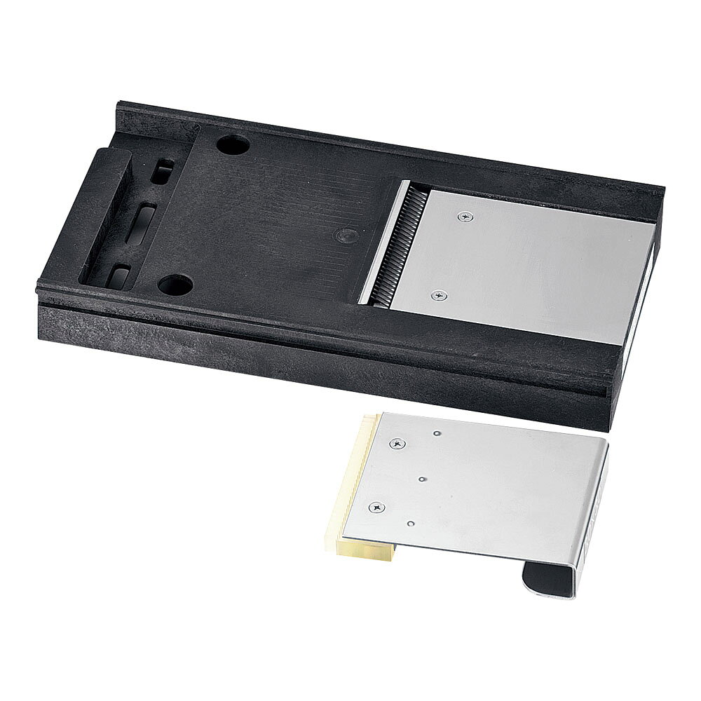 ＜特長＞●電源:単相100V50/60Hz●消費電力:165/200W●定格時間:30分処理能力:10分間13kg投入口:100×100×H120標準仕様:千切盤3×3mm●オプションの刃物盤を差し替えるだけで、ツマ切り、薄切り、厚切り、千切りなどができる多目的万能カッターです。オプションパーツ※千切盤は特注サイズも承ります。＜仕様＞●千切盤(mm):3.0×3.0●質量(kg):1.435