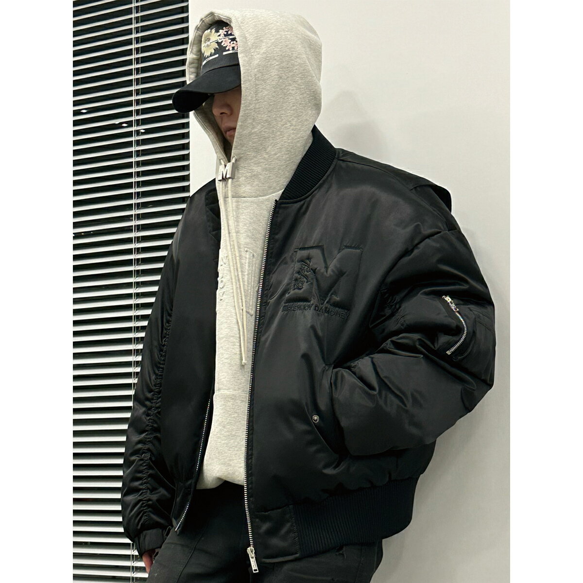 MEDM ミスターエンジョイダマネー ダウンジャケット MA-1 ブラック 黒 ロゴ ジャケット アウター アメリカン ストリート ヒップホップ トレンド コーチジャケット 刺繍ゴ 長袖 トップス メンズ レディース ユニセックス[衣類]