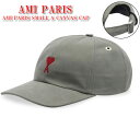 ■モデル □AMI PARIS SMALL A CANVAS CAP ■カラー □Mineral Grey ■詳細 ・カーブしたつば ・調節可能なベルト ・刺繍されたブランド ■メイン素材 □コットン100％ ■サイズ □フリーサイズ 内周: 最大 23.5 インチ / 最小 20 インチ 【AMI PARIS(アミパリス)】 パリ発。フランスのデザイナー、アレクサンドル・マテュッシによって設立されたブランド。「AMI」はフランス語で「友達」を意味し、デザイナーのマテュッシ自身が親しい友人や一般人をモデルに起用することで、社会との結びつきを前面に押し出しています。 着居心地の良いウールのカーディガンから、大胆なブラスのブレスレットや豪華なテリー クロスのタオルにいたるまで、AMI は日常に求められるベーシックと都会に似合うエレガンスが見事に調和した包括的なラインを展開しています。