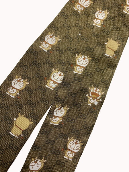 ≪新品≫ GUCCI DORAEMON × GUCCI ドラえもん×グッチ コレクション プリント GG ミニスカーフ ツイリー シルクネックボウ 2021年 限定 コラボ POPアップストア限定　牛ドラ　どらえもん セピア 藤子プロ　2021SS