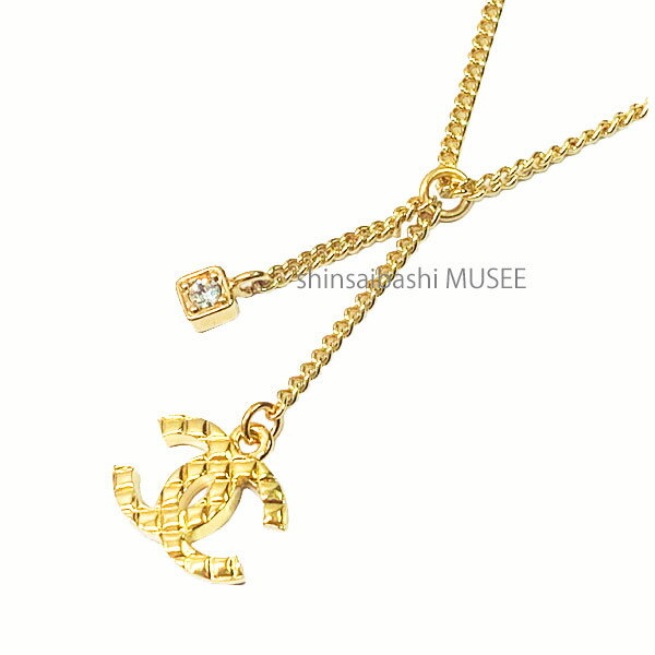  Vi  CHANEL Vl CC}[N }gbZ@lbNX ABD016 B16170 NW438 ^ CXg[ S[h  { bsO Brand New Chanel CC Mark Matelasse Necklace Metal Rhinestone Gold