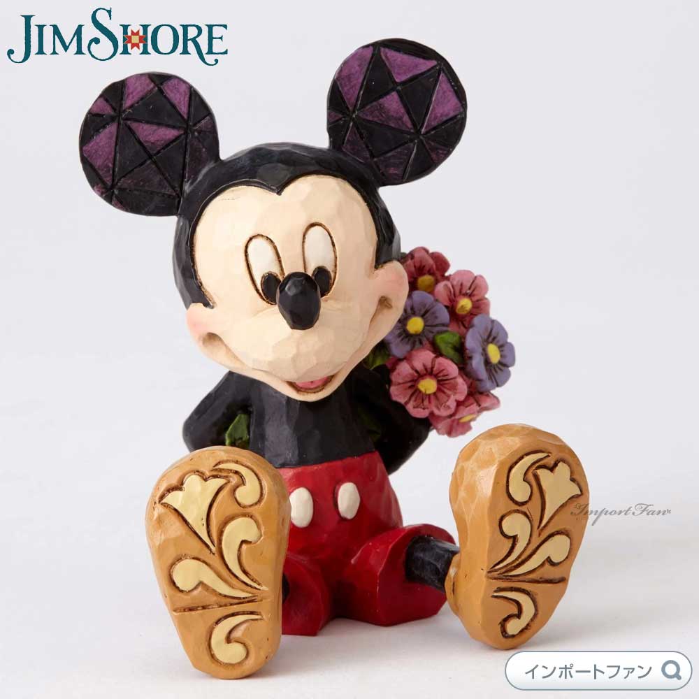 本体サイズ：W5.7×H7×D5.7cm 本体重量：約56g 付属： JimShore純正ボックス　　※ボックスのデザインは入荷時期により異なる場合がございます。 素材：レジン製 商品詳細 ジムショア ミッキー ウィズ フラワー ブーケ 花束 ディズニートラディション 置物 4054284 Jim Shore Disney Traditions Mini Mickey Mouse は、 ミッキーが恋人のミニーにプレゼントする花束を背中の後ろに隠しているロマンチックな 様子を描いたディズニートラディションのジムショアの作品です。 ヒヨコを抱いてとても嬉しそうなプーさんの表情が、ディズニーファンにはたまらないフィギュアになっています。プーさんの洋服や台座には、JIM SHOREの特徴でもある伝統的なキルト模様が施されており、細部へのこだわりが感じられる作品となっております。 Jim Shore（ジムショア）とは、アメリカのサウスカロライナ州出身のアーティスト、Jim Shore(ジム・ショア)氏により作り上げられたキルティング技法や民族学が融合したDisney SHOWCASE COLLECTION（ディズニーショーケースコレクション）の人気作品です。ディズニーキャラクターと民芸調のデザインが見事に調和し、斬新でユニークな色使いとアンティーク風の仕上げによって、これまでにない新たなディズニーの魅力を表現しています。 木工細工の手作り感を出すため、木目の細部まで細かく作りこまれ、熟練された職人の手によって一つ一つハンドペイントにより仕上げられるため同じ作品でも世界でただ一つだけの作品となっています。まるで木工品のような温もりのあるノスタルジックな雰囲気のフィギュア作品は、贈り物やコレクションとしてもオススメの逸品です。 素朴で味わい深い仕上がりのジムショアの作品は見る者の心を癒し、ディズニーキャラクターの愛らしい生き生きとした表情が伝わってきます。お部屋のインテリアにもぴったりな高級感のあるフィギュアとなっております。大人のディズニーコレクションとしてはもちろん、ご自身へのご褒美はもちろん、大切なご友人やご家族へのプレゼント・ギフトとしてもおすすめです。 お届けについて 即納商品は1〜2営業日以内に発送しております。 定番品はもちろん、日本では発売されていないレアなアイテムをできるだけたくさん皆様の元へお届けするためご予約商品は、欧米各国の正規代理店から並行輸入しております。そのため、ご予約品をご注文の場合はお届けまでに約1か月前後かかります。通関等により予定よりもお時間がかかる場合がございますが、当店に到着次第、即日ですぐに発送させていただきます。 ご注意 ※お客様ごとのオーダー受注のため、受注確認後の変更、キャンセルはできませんのであらかじめご了承の上、ご購入くださいませ。 ※こちらは装飾品であり玩具ではありません。15歳以下のお子様によるご利用は対象としておりません。 ※ジムショアは、ヴィンテージ風に仕上げた作品のため、あえて塗り残しや欠けを作ったり、まっすぐではない膨らみのあるラインや、ムラのある彩色や彫刻刀で削ったような跡などがみられます。これらは商品不良ではなく、ジムショアのどの作品にもみられるデザインのため、これを理由にした返品や交換はお受けできません。ヴィンテージ風の手仕事感を感じられる作風がジムショアの魅力となっております。その魅力あふれる作品を存分にお楽しみください。 ※すべて手作業で作られているため、同じ作品であってもひとつひとつ違った表情や色合いをしております。 ※当サイトでは、細心の注意を払い現物に近い状態で掲載しておりますが、お使いのモニターやブラウザ等の環境によって多少画像の色が変わってしまう事がございます。特に、ラメやパール感のある商品に関しましては、写真ですと表現が難しく、色のイメージが異なってしまう場合がございます。なお、「イメージ違い」等お客様都合での返品は承れません。 ※全ての作品は、発送先の国と日本の税関で2回、開封検査を受けますので、箱付きのものは必ず開封した跡がありますが、中は全て新品・未使用のものですので、ご安心くださいませ。（税関検査などで箱に小さなつぶれやテープ痕ができてしまう場合がございます。日本に輸入するためには、どうしても通らなければならない検査で当店では防ぎようがありませんのでご了承くださいませ。 ※また、箱が経年変化によりヤケや汚れ、破れ等があることがございます。商品の付属品(外箱・薄紙など)は商品を守るための梱包材です。海外では中身が新品であれば、箱は問題ないという認識が一般的なため、外箱などの梱包材の汚れやつぶれや破損等は初期不良とはみなしておらず、箱の状態を理由にした返品交換はお受けできません。中は全て新品未使用となりますのでご安心下さい。 ※他店舗でも販売しておりますため、在庫の個数がございましても、完売もしくはおとりよせとなる場合がございます。