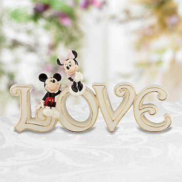 Disney's Mickey & Minnie True Love Figurine by Lenoxレノックス　LENOX　ミッキー&ミニーマウス トゥルーラブ Classics Mickey and Minnie True Love◆ディズニー　ミッキーマウスは、ホワイトラヴ上のミッキー＆ミニーマウスの様子を描いたかわいいレノックス（LENOX）作品です。24金ゴールドをところどころにちりばめたとても魅力的な作品です。サイズ：横幅約25cm■材質：陶器コレクションはもちろん、誕生日のお祝い、お友達や大切な方へののプレゼントギフトとしてもオススメのレノックス（LENOX）作品です。■お届けについて こちらはお客さまごとのオーダー商品のため、お届けまでに3週間前後かかります。入荷次第、順次発送となりますので、ご注文からお届けまでに少々お時間が掛かります。※LENOXは絶版作品なども多く取り扱っております。製造が中止されてから年数の経っている作品も多いため、中は新品でも箱等はダメージがある場合もございます。あらかじめご了承下さいませ。※当店からの受注確認メール送信後はサイズ変更、キャンセルはできませんので、よくご確認の上ご注文ください。about LENOX レノックス　LENOXとは、陶工ウォルター・スコット・レノックスによって1889年に設立され、ホワイトハウスや数々の政府機関、各国のアメリカ大使館などで愛用されている、名高いテーブルウエアブランドです。レノックスはヨーロッパに対抗できるアメリカの焼き物をつくることを目標に掲げ、遮光性のある象牙色のファインチャイナ（磁器）を開発しました。 1916年にはニューヨーク5番街のティファニーの店頭にレノックスの作品が飾られたことをきっかけに注目を集め、その評判を耳にしたウィルソン大統領が正晩餐用食器としてレノックスチャイナをホワイトハウスで使ったことも有名です。アメリカのホワイトハウス御用達の品質と人気は衰えることがなく現在に至ります。 美女と野獣 くまのプーさん ミッキー＆フレンズ リトルマーメイド スヌーピー