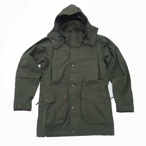 【 素材 】 ・Ventile（ベンタイル）100％コットン ・Linning：Polyester with Polyurethane coating 【 洗い方 】 手洗い or 洗濯機でも洗えます。 やさしくブラッシングまたはスポンジで汚れを落とします。 ブロッコリー ポーダーを使用しないでください。 柔軟剤を使用しないでください。 衣服の形を整え、自然乾燥させ、直射日光を避けます。 漂白しないでください。 タンブル乾燥しないでください。 ドライクリーニングしないでください。 低温設定で慎重にアイロンをかけてください。 ベンタイルは、世界で最も効果的で、自然で、全天候型で、通気性のある生地です。 超極細の綿糸を限界まで打ち込み、織り密度を限界以上に上げて織った高密度の綿生地のことをベンタイルといいます。 第二次世界大戦の頃にイギリスのランカシャー州にあるファブリックメーカータルボットウィービング社が開発しました。 イギリス軍のエアーフォースのパイロット達に使われ、いろいろな高機能素材が開発された今でもなお軍服に使用されています。もともとは英国の軍用に開発した生地です。 こちらのForkland Countryはタルボットウィービング社のVentileを使用しています。 防水、防風、浸透性が特徴です。 ベンタイルが水を弾くわけは、繊維と繊維の隙間を水の分子が通れないほどの密度で打ち込まれているからです。防風も同じです。 又、防水・防風の機能を持ちながら、内側からの熱は逃がす仕組みです。 これは、綿の特徴である、通気性、浸透性のおかげです。 ベンタイルは本革のように年月が経てば経つほど深みのある風合いが出てきて、さらに愛着がわきます。 コットンの着心地がありながらナイロンのような防水、防風を兼ね備え、ナイロンにはない浸透性を持っています。アウトドア愛好家、ナチュラリスト、バードウォッチャー、自然写真家、サバイバルの専門家向けに設計されたフォークランドカントリージャケットは、Ventile&#174;の信じられないほどの自然特性を利用して、長年の信頼性の高いサービスを提供する耐候性と耐久性の高いフィールドジャケットを製造しています。 ■MODEL：FORKLAND COUNTRY JACKET(フォークランドカントリージャケット） 伝統的なカントリースタイルと現代のデザインが融合しています。 エベレストを征服し、大西洋上空をハリケーンで飛行するパイロットが使用したVentile生地の使用は、フォークランドジャケットのハイライトの1つです。 【 COLOR 】OLIVE（オリーブ） 【 SIZE 】 ・XS サイズ（JPN-S程)（約・着丈 80cm ・身幅 56cm・肩幅53cm・袖丈 62.0cm ） ・S サイズ（ JPN-M程）（約・着丈 83cm ・身幅 60cm・肩幅55cm・袖丈 64.0cm ） ・Mサイズ（JPN-L程)（約・着丈 86cm ・身幅 64cm・肩幅57cm・袖丈 66cm ） ・Lサイズ (JPN-XL程)（約・着丈90cm ・身幅 68cm ・肩幅59cm・袖丈67cm) ＊商品には実寸と多少の個体差がございます。 ・胸ポケット、ヒップポケット、サイドポケット、内ポケット付きで、収納スペースも十分! ・クラシックなVentileファブリックの多くの利点と長い歴史をお楽しみください! ・生地はとても静かで、ざわめきはほとんどありません！ ・身長172cm 63kg / SIZE S着用 ・特徴 •防水性/防風性非常に通気性/吸湿性 •結露防止 •ワイヤードピークとボリュームアジャスター付きの取り外し可能なフード •関節スリーブ •中間層を挿入するための内部ジッパー •2つの縦型胸ポケット •ストームフラップ付きの2つのフロントヒップベローズポケット •ベローズポケットの後ろに2つのサイドポケット •OS隠しzip形式のマップポケット •内ポケット •スナップ留めのダブルストームフラップ •フード、ウエスト、裾にコードロック付きのショックコード •スタッド付きの調節可能な袖口 •調整可能なウエストバンドコード •チンガード