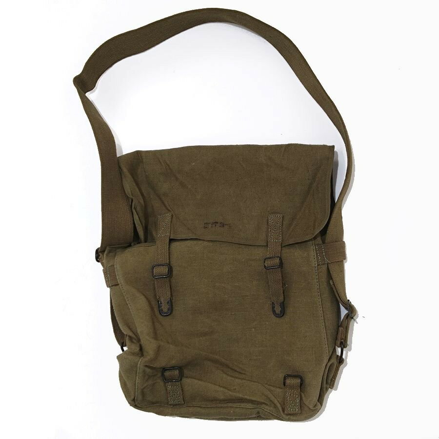 【 50s French Army Cotton Linen Shoulder Bag 】 50s、フランス陸軍に向けて生産されたフレンチアーミーのショルダーバッグです。 素材はコットンリネン。 何度か洗いをかけると色が抜け雰囲気良いバッグに変わっていきます。 ポケットを含めて内部が四つに区切られており、収納の利便性が高いです。メインの箇所にはA4サイズが余裕をもって収まります。 フタのストラップを留めるバックルは前面の上下2カ所にあります。 ショルダーストラップは取り外しが可能です。 背面にはベルトを通すことができるループが付いています。 カラーはブラウンがかったアーミーグリーンです。 【 SIZE 】 幅約31cm 高さ約29cm マチ約14cm