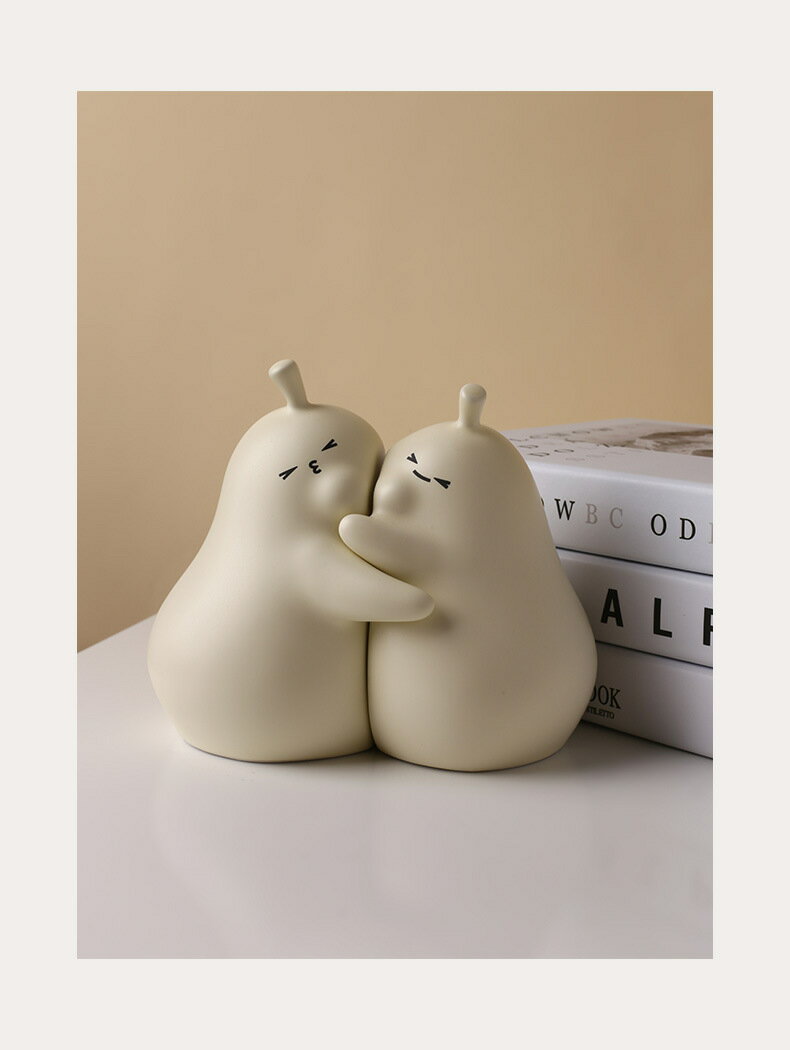 【楽天スーパーSALE10%OFF】梨 抱きしめ かわいい 萌え おしゃれ 置物 オブジェ 本棚の飾り ブックエンド 本立て ペア 磁器製 白い インテリア 雑...