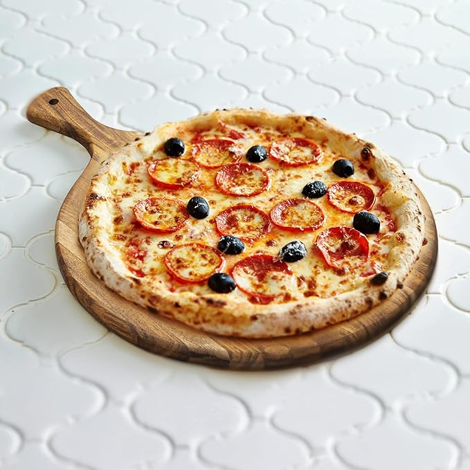 アカシア 木製ラウンドまな板 ハンドル付き 16インチ x 12インチ ラウンドピザパドル 、カッティングサ..