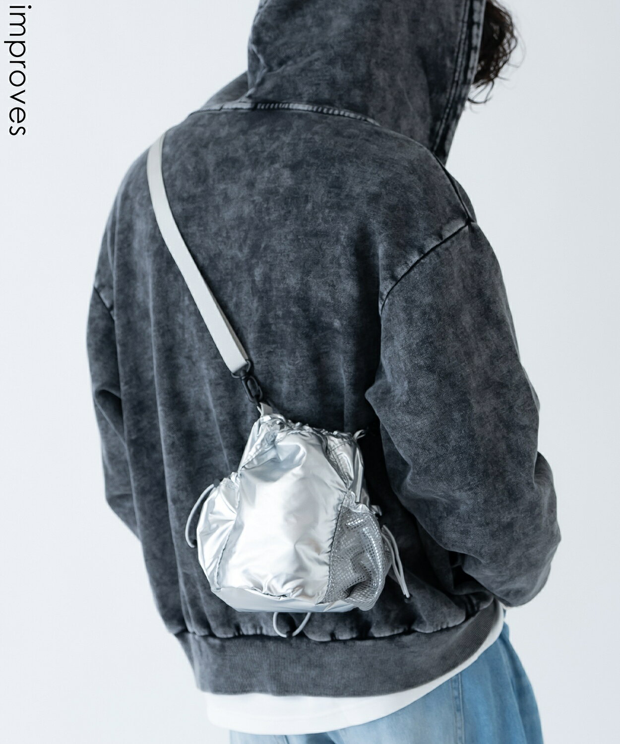 樂天商城 - ショルダーバッグ メンズ レディース メタリック カバン 鞄 タウンユース フェス ライブ イベント カジュアル モード 古着MIX 韓国ファッション Y2K ブラック シルバー