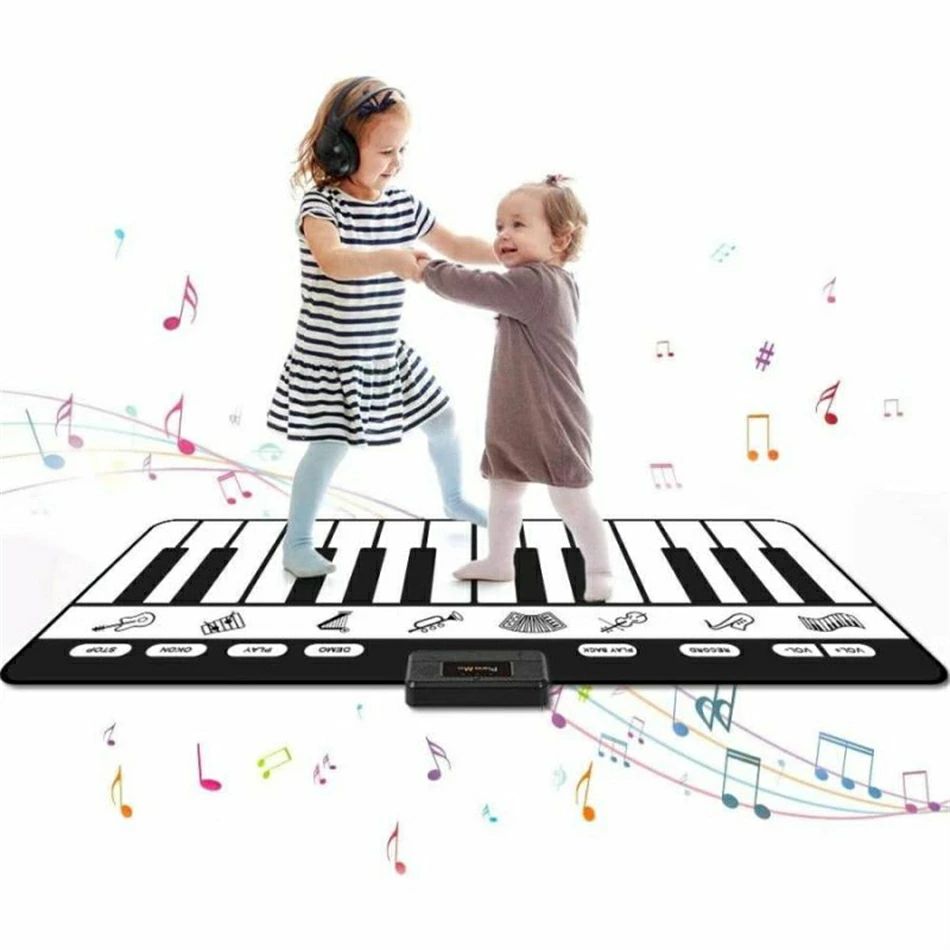 【音楽系知育玩具：音感教育用にお勧め】ピアノミュージックマットは大型なので、大人と子供一緒に楽しんで、子供の音感を育てて、女の子だけでなく男の子にも人気です。大人も一緒に遊べ、親子のふれあいの時間を贈ることができます。音楽系知育玩具として、音感教育用にお勧めします。 名前：ピアノミュージックマット 素材：不織布 色：黒い＋白い 電源：1.5V AA 電池4本「別売り」 【滑り止め・折り畳み式】進化版のピアノマットは底の部分がゴムの素材を採用し、滑り止めに加工しており、転倒する心配がいらないです。179CM*72CMのサイズで、2、3人でも一緒にマットの上で楽しく踏んで遊べます。折り畳み式なので、収納ペースを取らず持ち運びが便利です。 【プレゼントに最適】子供おもちゃ ピアノマットは電池給電式なので、どこでも遊べます。贈るギフトとして子供たちに喜んでもらえます。6歳以下のお子様が利用するときは大人の方が付き添ってください。「電池の入れ方（別売り）：バネとマイナス電極を合わせて、AA電池を3本順番に入れてください。」