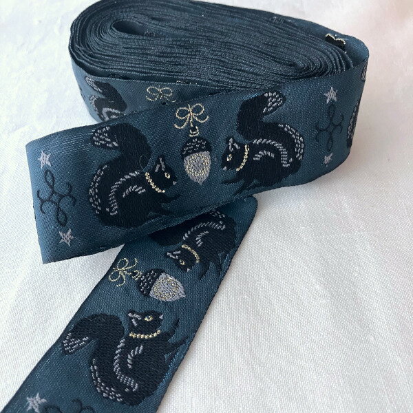 ドイツ ジャカード リボン 50cm Kafka リス と ドングリ ブラック X ネイビー 地 3.2cm 幅 CP 栗鼠 木..