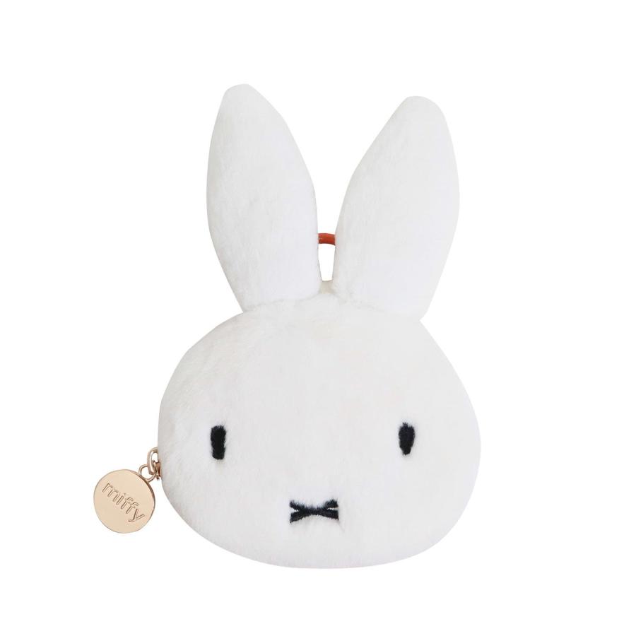 ミッフィー誕生70周年記念！ 年代の違う様々なミッフィーのイラストが 楽しめる「ヒストリーシリーズ」です。 鍵や小物、小銭の収納にぴったりなミニポーチです。 ミッフィーのお顔の形がかわいい！ カラビナ付きなので、かばんなどに取り付けられます。 内生地はカラビナの色とお揃いです ■サイズ：約H160×W95×D25mm ■重量：23.5g（カラビナ含む） ■材質：ポリエステル、アクリル、ナイロン、不織布、亜鉛合金、PU合皮 ■中国製 メール便にて190円でお送りできます メール便に問い合わせ番号はありません (日時指定ご希望のお客様は宅配便送料別での配送となります)