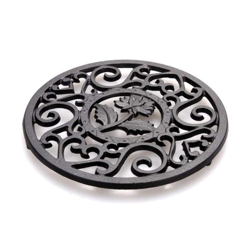 瓶敷き 鉄器 おしゃれ 鍋敷き 釜敷 鋳鉄 急須置き 茶道具 キッチン雑貨 黒 花型素材：鋳鉄サイズ：径13.5×高1.5cm本体重量：約350g底は耐熱性のプラスティックの脚がついて、やけどや滑りなどをしかっりと防止。シンプルで洗練された...