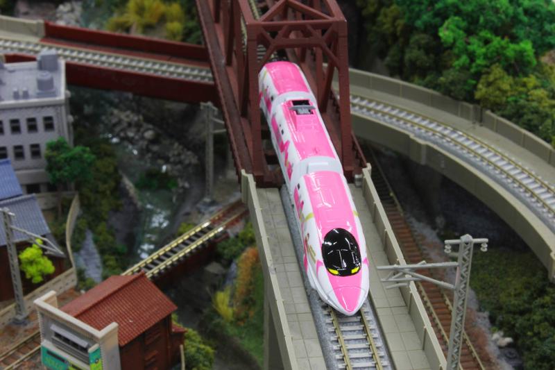 イナノカショップのZゲージ Zショーティー 500系 ハローキティ新幹線 ST008-2 鉄道模型 電車｜アングル2
