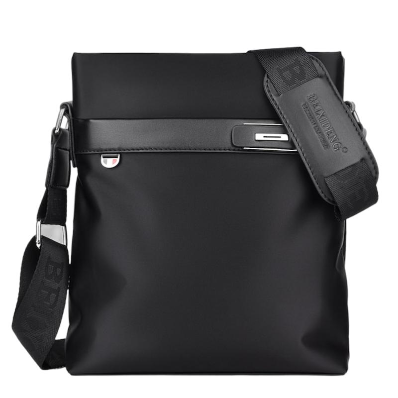[Welltude] ショルダーバッグ メンズ メッセンジャーバッグ 肩掛け 斜めがけ 縦型 薄型 軽量 撥水【サイズ】24cm×4.5cm×28cm、重量：500g　【カラー】ブラック・ブルー　【素材】オックスフォード布【材質】耐久性にすぐれているため、長くお使いいただけます。汚れにも強いので、お手入れも簡単です。【2wayで使える】ショルダーベルトの長さが調節可能です。肩掛け、斜め掛けどちらでもご使用いただけます。【収納】メインの収納部に加えて、前面ポケット、背面ポケットがあり使いやすいバッグです。
