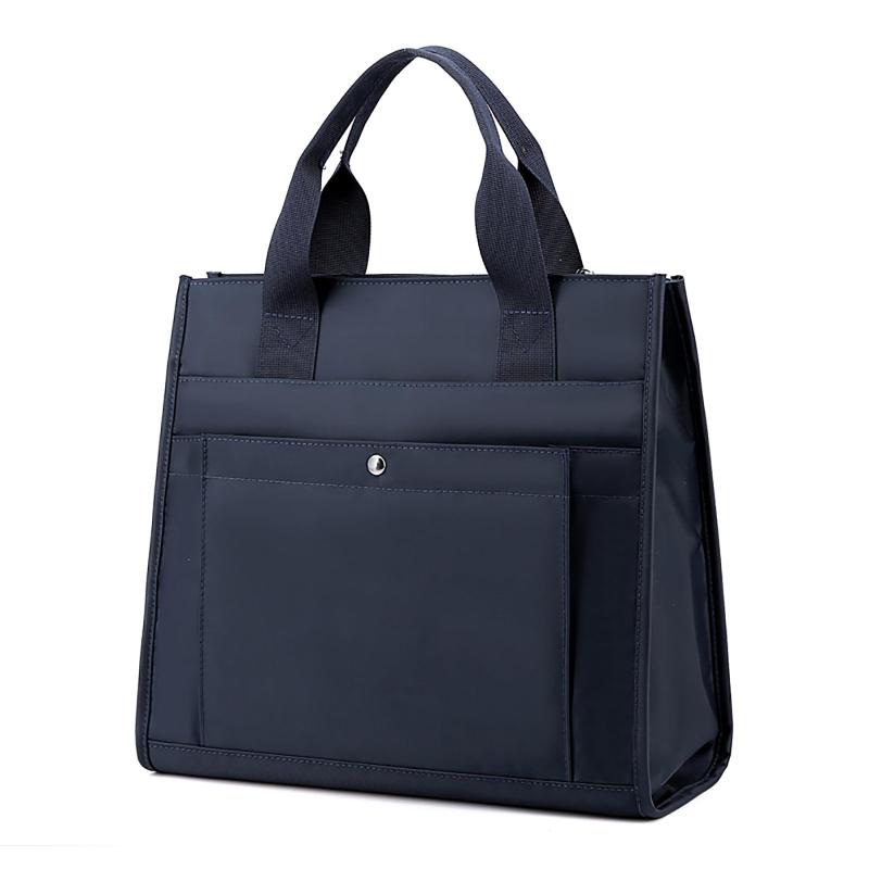 [STARZORA] トートバッグ メンズ 通勤 多収納 バック カバン エースカバン ビジネス A4収納可 大容量 男女兼用質感がたっぷり：ナイロン製ビジネスバッグで、軽量、耐久性に優れ、通勤や出張に最適です。素材には撥水加工が施されており、水に強い、少しの小雨でも安心です抜群の収納力：ポケットが多く、マチが広いため弁当を持ち歩くのに適している。A4書類もスッキリ収納できます。たくさんのポケット付き、収納もとても便利ですァスナーが付く：トートバッグのメイン部分とフロント部分には高品質なファスナーが使用されており、電車とバスを乗る時に、財布やカード、スマートフォン、重要書類などを安心して収納することができます。また、ファスナーによって盗難や紛失のリスクを軽減することができます。機能的で使いやすい、カバンとしては使い勝手が良いと感じているようです耐久性：実用性、使い心地、整理整頓やデザイン性などを考えて、軽量で耐久性に優れ、通勤や出張に最適です適用場所：シンプルなデザインがビジネスシーンにマッチです。通勤、通学から週末のお出かけまで、一泊でOKです。軽量化を重視してに仕上げており、カバンとしては非常に使いやすいです