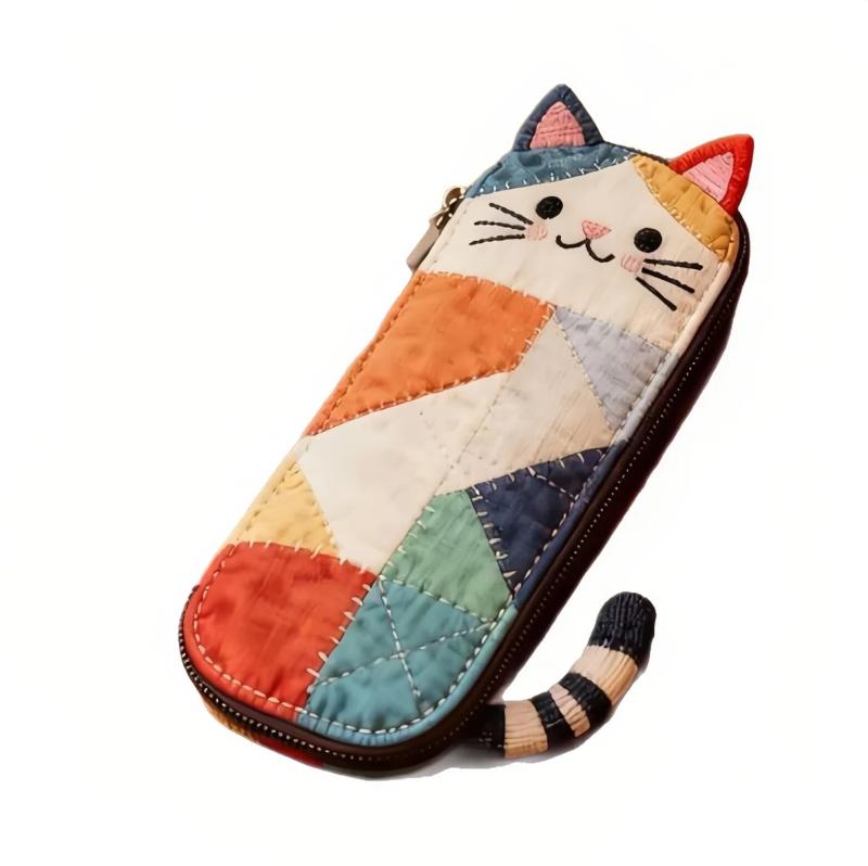 ペンケース 筆箱 猫 かわいい ペン袋 小物収納 学生用 オフィス シンプル 文具 おしゃれ ペン立て ねこ 多機能【サイズ 】22*10*5cm【デザイン】可愛い猫のイラストが施された、シンプルながらも個性的なデザイン。小学生から大人まで、幅広い世代が使えるユニークなデザインで、日常使いにぴったりです。【大容量で便利】見た目はコンパクトでも大容量設計。ファスナー付きでペンやメガネなどの小物までしっかり収納できます。【手触り抜群】ぷっくり ふにふに 、 手触り も 抜群 です。旅行用ポーチやメイクポーチとしても活躍するおしゃれで便利なアイテムです。【プレゼントに最適】お子様の入学祝いから、友人や家族へのギフトにも対応。見た目も機能性も高いアイテムで喜ばれること間違いなしです。