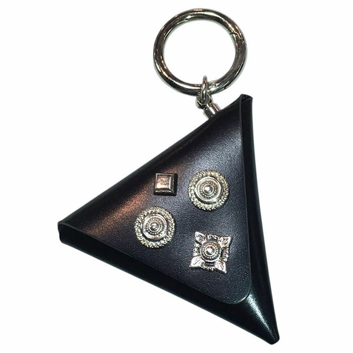 【UNISEX】【TOGA トライアングルチャームヴィヴィ】TOGA トーガ Triangle charm VIVI black TOGA-TZ262-AG958