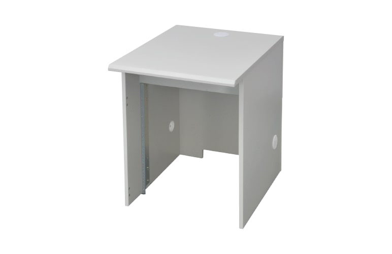 ■ 特徴 デスク形アンプシステム（袖卓） 操作性と収納性を兼ね備えた業務用デスク一体型設計 最大12Uまで収納可能 放送アンプや周辺機器を効率よくまとめて設置可能 堅牢なキャビネット構造 安定感があり、長期運用にも適した設計 落ち着いたAVライトグレー仕上げ 放送室や操作室に調和しやすい外観デザイン ブランクパネル付属 未使用スペースを美しくカバー可能 ■ 詳細説明 本製品は、放送機器の操作と収納を一体化したデスク形アンプシステム袖卓です。523mm（幅）×720mm（高さ）×717mm（奥行き）のサイズに、最大12Uまでの機器を収納でき、放送アンプや周辺ユニットを効率よくまとめて設置できます。 キャビネットにはパーチクルボードを採用し、AVライトグレー色のメラミン化粧板仕上げとすることで、業務空間に馴染みやすい落ち着いた外観と高い耐久性を両立しています。質量は約21kgで、安定した設置が可能です。 付属品としてラックマウント金具2個、1Uブランクパネル2枚、2Uブランクパネル1枚を同梱。機器構成に応じて柔軟にレイアウトでき、放送室や操作卓まわりをすっきりと整えることができます。 ＜当店について＞ 当店は Panasonic正規販売代理店です。 メーカー正規ルートの商品をお届けしておりますので、 保証・修理対応も安心してご利用いただけます。 本商品は Panasonicメーカー保証1年付きです。 万が一の不具合時も、正規保証にて対応いたします。 法人様・業務用途でのご注文にも多数対応しております。 現場利用・複数台導入なども安心してご相談ください。 複数台導入・構成相談につきましては お見積り対応も可能です。 ご希望の方はお気軽にお問い合わせください。 ■ 仕様 寸法 523 mm（幅）× 720 mm（高さ）× 717 mm（奥行き）、収納可能ユニット数 ：12U 質量 約22 kg 仕上げ パーチクルボード AVライトグレー色メラミン化粧板貼付 付属品 ラックマウント金具 2個、1Uブランクパネル 2個、2Uブランクパネル 1個