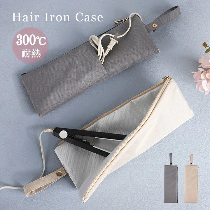 商品情報 【素材】 ポリエステル 【カラー】 グレー、ベージュ 【サイズ】 31×11cm 【製造国】 中国 【注意事項】 ・本来も用途以外にはご使用しないでください。 ・ヘアアイロンを収納する時は必ず電源を切って下さい。 ・熱によって、本体内側が柔らかくなり変形・変色する場合がございます。 ・収納後すぐはポーチの外側が熱くなっているため十分にご注意ください。 ・熱い状態で収納が、すぐに熱の弱いものと密着する状態でバッグなどに収納することはお控えください。 ・吊り下げて使用する際は、ボタンが留まっていること、ファスナーが閉まっていることを確認して使用してください。 ・汚れた場合は、布でやさしく拭きとってください。洗濯はしないでください。 ・小さなお子様の手の届く場所に置かないでください。 ・本品ご使用中の商品の落下等による破損や、その他事故・怪我等につきまして、当社では一切の責任・補償を負いかねます。予めご了承ください。 【関連キーワード】 耐熱ポーチ 耐熱ケース 耐熱アイロンカバー 旅行 収納 吊り下げ ヘアアイロン収納ケース ヘアアイロン収納 ヘアアイロンケース耐熱 ヘアアイロン 収納ケース ヘアアイロン ポーチ 耐熱 ヘアアイロン ホルダー ドライヤー・ヘアアイロンホルダー ドライヤー カバー コテ入れ コテ 耐熱ケース コテ アイロン ホルダー アイロン収納 コテ 収納