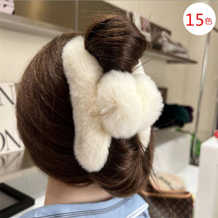 1.2個セットです 2.　ご注意：ビニール袋に入れてファーが凹んだ状態で到着しますが、整えると1分ぐらいすぐふんわりとなります。ファーはすこし抜ける可能性がありますが、全体的な影響はありません。
