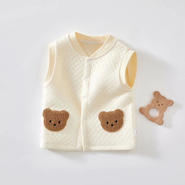 ●関連キーワード： 服 キッズ キルティング ●カラー ベージュ 素材:綿100％ ●サイズ 66cm：着丈52cm、胸まわり52cm 73cm：着丈56cm、胸まわり54cm 80cm：着丈60cm、胸まわり56cm 90cm：着丈64cm、胸まわり58cm キルティング コットン ベスト 無地 ベビー 赤ちゃん 春 夏 春夏 冬 秋冬 出産祝い 新生児 無地 ナチュラルカラー ベビー ベスト 赤ちゃん 70 80 90 100 ベビー服 トップス 女の子 男の子 防寒 保育園 幼稚園 子ども 秋冬 冬 0歳 1歳 2歳 3歳 キッズ 幼児 暖かい ・素材の性質上、手洗いまたは洗濯機の手洗いコース推奨です。 ・風通しの良い場所で保管してください。 ・洗濯の際の水温は40℃以下に設定してください。 ・漂白剤は使用しないでください。 ・ハンガーにかけて陰干ししてください。 ・乾燥機は使用しないでください。 ・ドライクリーニングはできません。 ・アイロンは使用しないでください。 ※素材の性質上、洗濯・乾燥で縮むことがあります。●関連キーワード： 服 キッズ キルティング ●カラー ベージュ 素材:綿100％ ●サイズ 66cm：着丈52cm、胸まわり52cm 73cm：着丈56cm、胸まわり54cm 80cm：着丈60cm、胸まわり56cm 90cm：着丈64cm、胸まわり58cm キルティング コットン ベスト 無地 ベビー 赤ちゃん 春 夏 春夏 冬 秋冬 出産祝い 新生児 無地 ナチュラルカラー ベビー ベスト 赤ちゃん 70 80 90 100 ベビー服 トップス 女の子 男の子 防寒 保育園 幼稚園 子ども 秋冬 冬 0歳 1歳 2歳 3歳 キッズ 幼児 暖かい ・素材の性質上、手洗いまたは洗濯機の手洗いコース推奨です。 ・風通しの良い場所で保管してください。 ・洗濯の際の水温は40℃以下に設定してください。 ・漂白剤は使用しないでください。 ・ハンガーにかけて陰干ししてください。 ・乾燥機は使用しないでください。 ・ドライクリーニングはできません。 ・アイロンは使用しないでください。 ※素材の性質上、洗濯・乾燥で縮むことがあります。