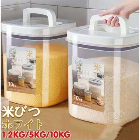 商品詳細カラー：ホワイト対応サイズ：1.2kg 5kg　10kg製品素材：PP商品サイズ：1.2kg（約）横12（ふた13）奥行き12×高さ14cm5kg（約）横23（ふた26）×奥行き23×高さ17.5cm10kg（約）横23（ふた26）×奥行き23×高さ29cm5kg　10kg 計量カップ付1.2kg 計量カップなし 【原産国／製造国: 中国】 .密閉米びつは計量カップ付きでシンク下や冷蔵庫でも使いやすいライスストッカーです。シンプルなデザインでキッチン収納に最適。1.2kg 5kg 10kgの容量が選べ、米 保存容器や密閉保存ケースとして米の鮮度を保ちます。米びつ 密閉型、米保管容器、計量米びつ、米収納ボックスとして人気のキッチン用品。保存容器、精米保管、冷蔵庫保存、台所用品、プラスチック製米びつ、米保存ボックス、密閉蓋付き米保存ケース、大容量米保存容器、米ストックにおすすめの収納用品です。セールやランキング商品としても注目されています。。 指定された配送時間は承っておりません。【ピュアプラス】