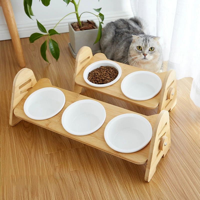 この商品について 15度の角度がついた食器スタンド、前屈による頚部圧迫を軽減でき食事を食べやすいデザインのスタンド付き。小型の猫や犬に最適なサイズ。ペットの嘔吐を軽減。 ?「安心安全な品質」滑らかで傷つきにくい高品質な陶器（セラミック）を使用しています。 ?「食べやすい形状のフードボウル」適度な深さとたっぷりゆったり幅14cmの広さ。器にひげや鼻先があたらず、ごはんもお水も飲みやすくストレスフリー。エリザベスカラーをしていても食べやすい設計です。 えさが中心に集まる形状なので、隅っこの食べ残しもなくなります。 ?「うちの子安心保証」30日間のご返品保証をご用意。万が一ご満足いただけない点がございましたら,また30日間一度も食べてくれない…そんな時も当店までご相談ください。誠心誠意対応させていただきます。 焼き物ならではの特徴としてピンホールや、黒点などがある場合もございます。この商品について 15度の角度がついた食器スタンド、前屈による頚部圧迫を軽減でき食事を食べやすいデザインのスタンド付き。小型の猫や犬に最適なサイズ。ペットの嘔吐を軽減。 ?「安心安全な品質」滑らかで傷つきにくい高品質な陶器（セラミック）を使用しています。 ?「食べやすい形状のフードボウル」適度な深さとたっぷりゆったり幅14cmの広さ。器にひげや鼻先があたらず、ごはんもお水も飲みやすくストレスフリー。エリザベスカラーをしていても食べやすい設計です。 えさが中心に集まる形状なので、隅っこの食べ残しもなくなります。 ?「うちの子安心保証」30日間のご返品保証をご用意。万が一ご満足いただけない点がございましたら,また30日間一度も食べてくれない…そんな時も当店までご相談ください。誠心誠意対応させていただきます。 焼き物ならではの特徴としてピンホールや、黒点などがある場合もございます。