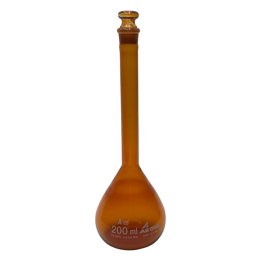 【用途】研究・産業用【品番】1-8565-27【メーカー】アズワン【JAN】4571110705346【入り数】1個※掲載画像は代表画像です。シリーズ共通の画像を使用している場合があり、お届けは商品名に記載の型番・数量となります。■特長JIS規格以上の精度です。外側表面を特殊インクで褐色コーティングを施していますので、着色による金属イオンのコンタミネーションから内部溶液を守ります。高精度仕様のメスフラスコです。実験の再現性を支えます。扱いやすさにも配慮されています。長く使える研究定番品です。■仕様材質:硼珪酸ガラス-1容量精度・ロットNo本体表記トレーサビリティ・検査成績書対応可全高:220mm高精度容量:200mL色:茶体積許容誤差:±0.10mL栓サイズ（TS）:16ボール外径:φ75.5mm※特注対応可荷姿サイズ:235×90×85mm　0.18kgRoHS2 (EU) 2015/863 対応