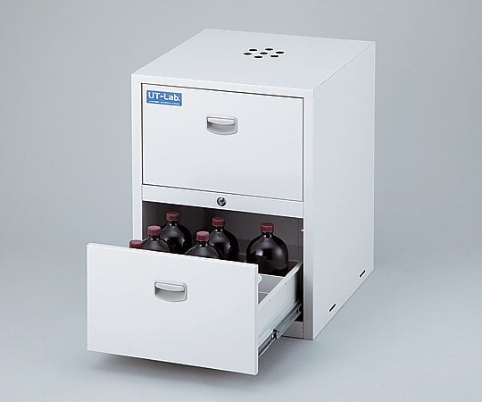 【品番】1-4080-03【メーカー】アズワン【型番】SPT-UT【JAN】4560111778992【入り数】1個※掲載画像は代表画像です。シリーズ共通の画像を使用している場合があり、お届けは商品名に記載の型番・数量となります。■特長机下に薬品を収納できますので、机上をすっきり保てます。必要な試薬が手を伸ばせば届く範囲に置くことができます。鍵及び固定金具が付いていますので、薬品を安全に管理できます。■仕様サイズ（mm）:450×500×600重量:28.5kg材質:スチール（メラミン焼付塗装）鍵・仕切板付き収納本数:上段500mL試薬瓶×16本・下段1,000mL試薬瓶×9本※500mL試薬瓶サイズ:φ76×190mm・1,000mL試薬瓶サイズ：φ105×230mm（収納可能試薬瓶サイズはJIS準拠）※瓶は別売です。荷姿サイズ:540×590×620mm　29.40kg